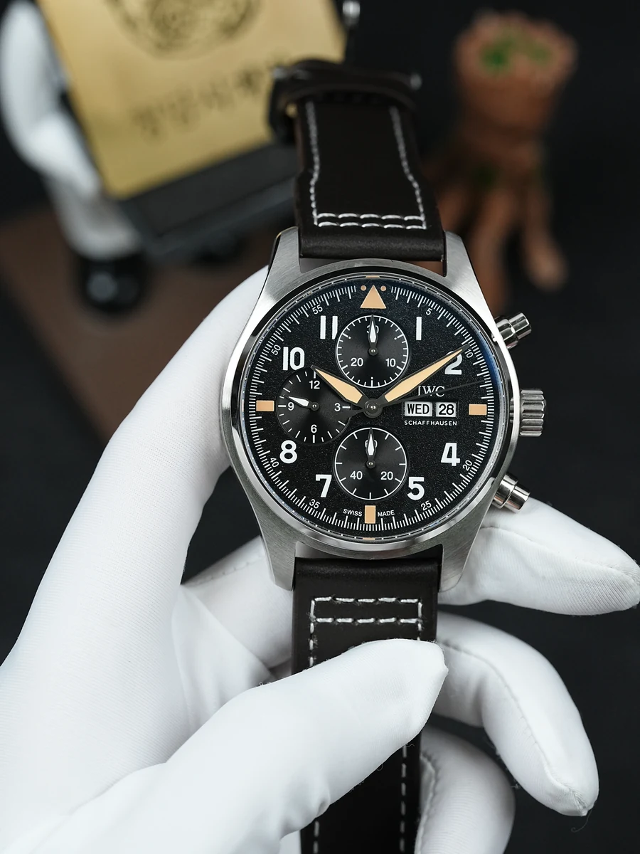 IWC 파일럿 워치 크로노그래프 블랙 블랙가죽