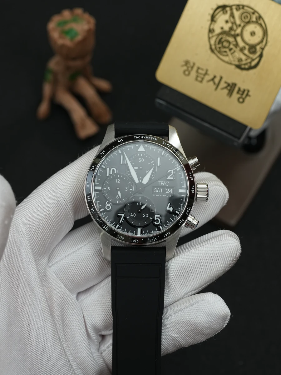 IWC 파일럿 퍼포먼스 크로노그래프 블랙 러버