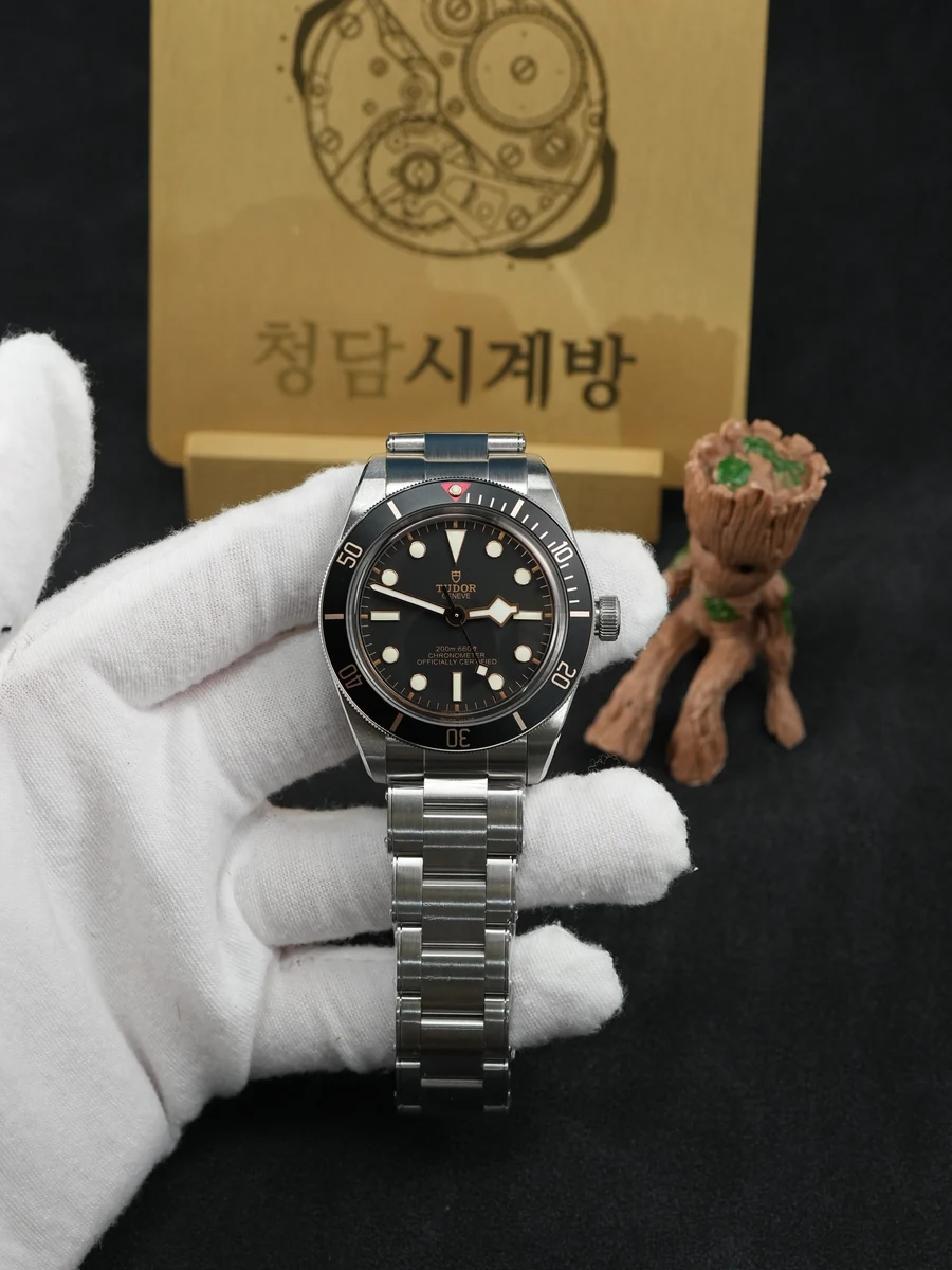 튜더 블랙베이 블랙 레드 삼각베젤