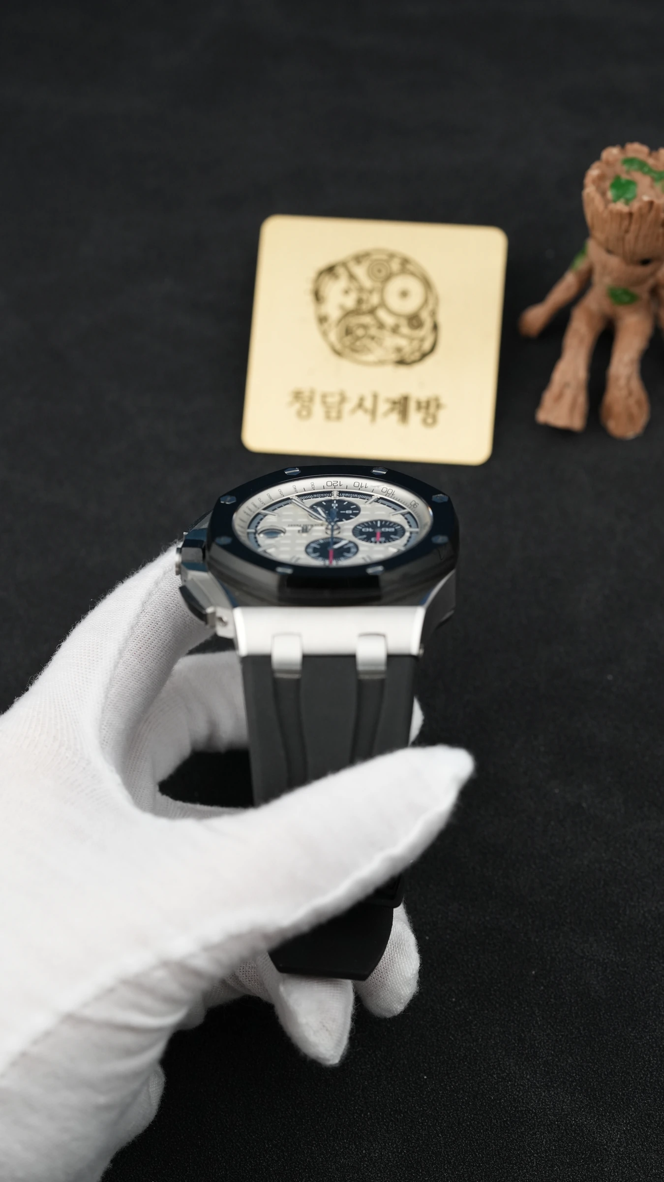오데마피게 로얄오크 오프쇼어 크로노그래프 화이트 상세 이미지 3