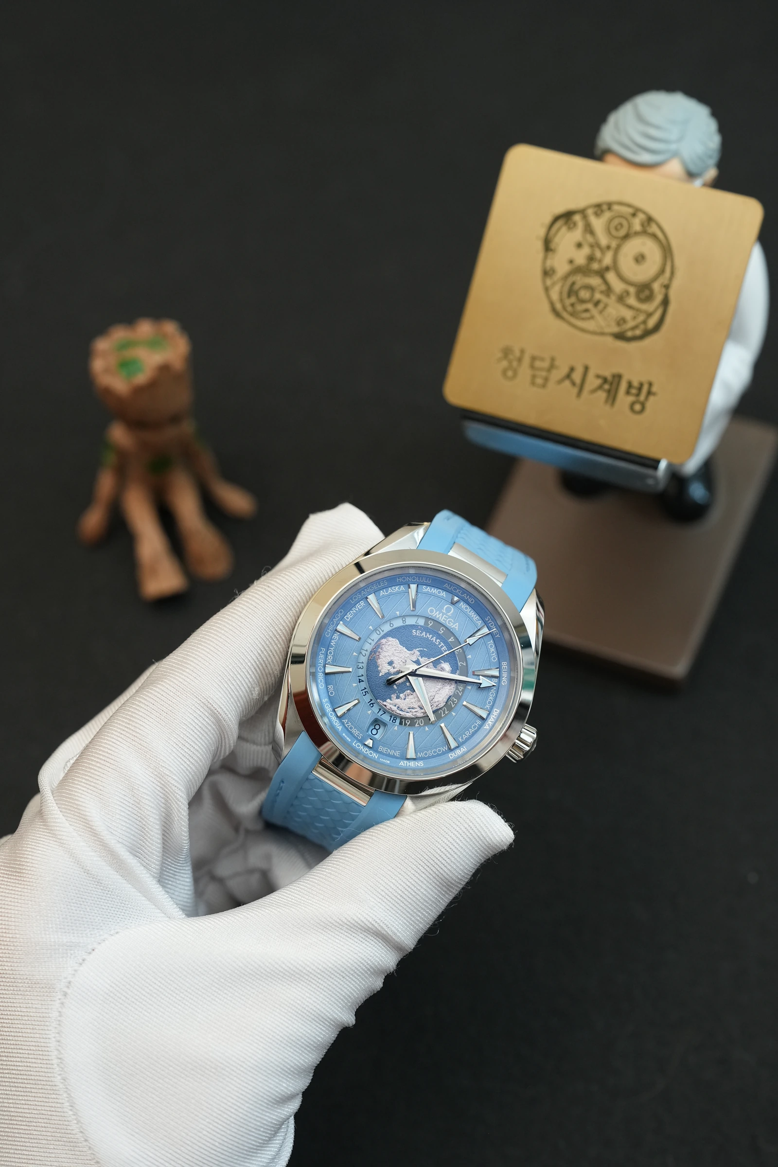 오메가 씨마스터 아쿠아테라 월드타이머 블루 러버 상세 이미지 14