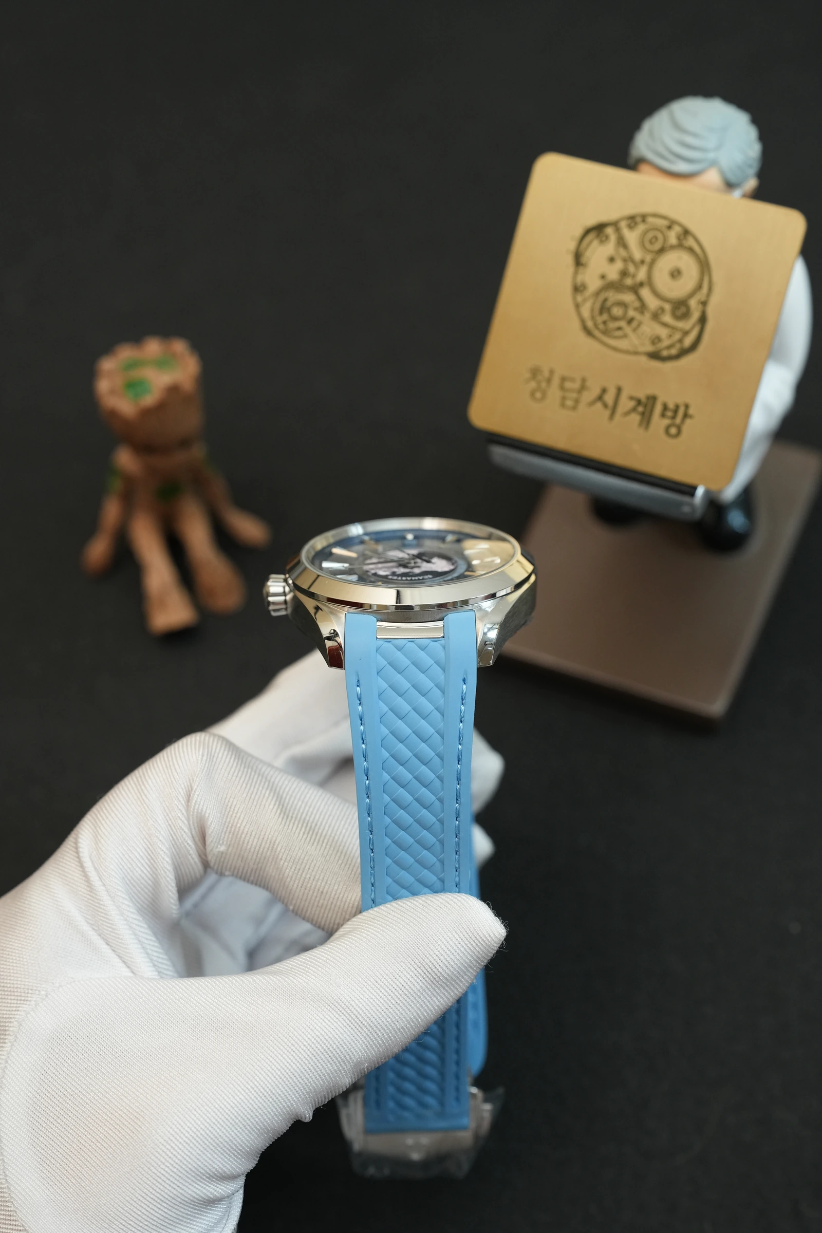 오메가 씨마스터 아쿠아테라 월드타이머 블루 러버 상세 이미지 15