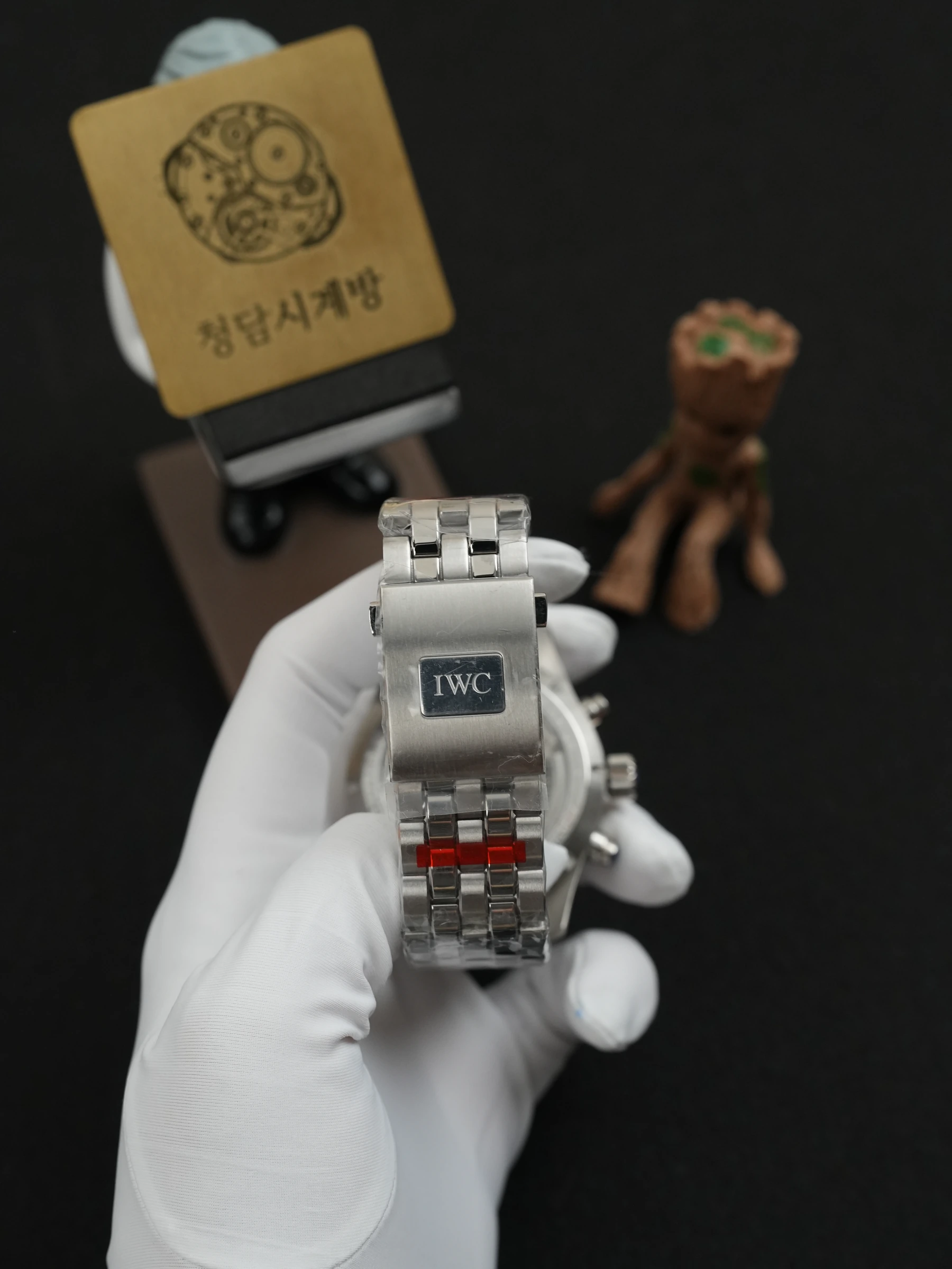 IWC 파일럿 워치 크로노그래프 그린 상세 이미지 17