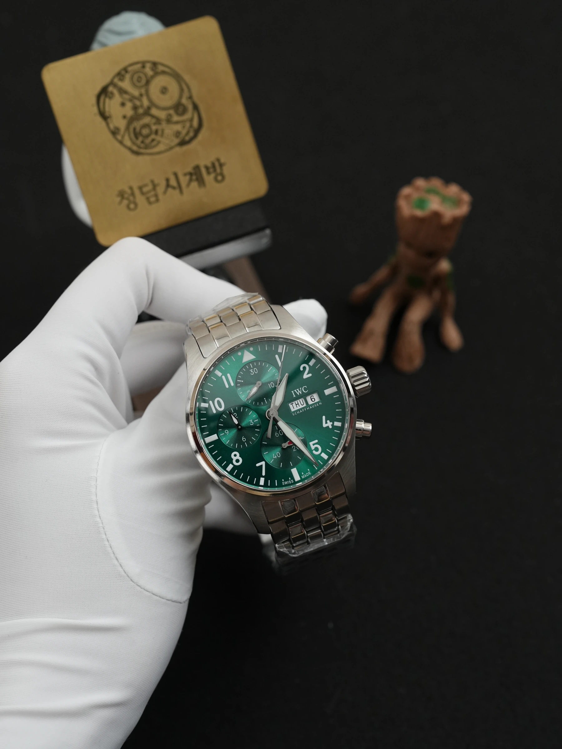 IWC 파일럿 워치 크로노그래프 그린 상세 이미지 18