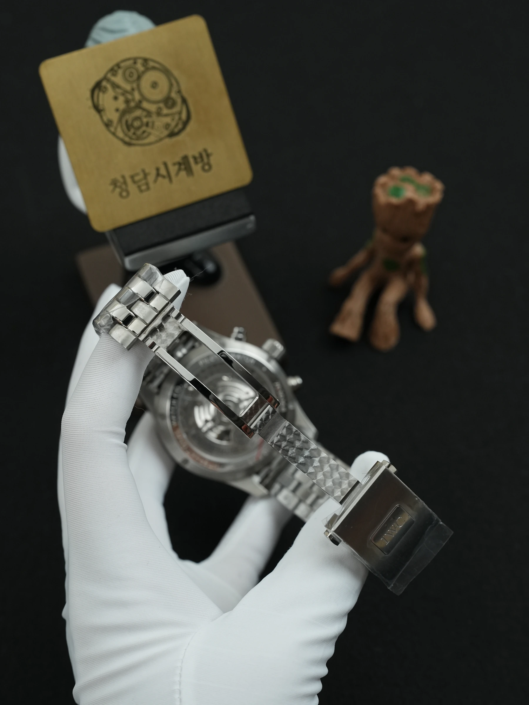 IWC 파일럿 워치 크로노그래프 그린 상세 이미지 19