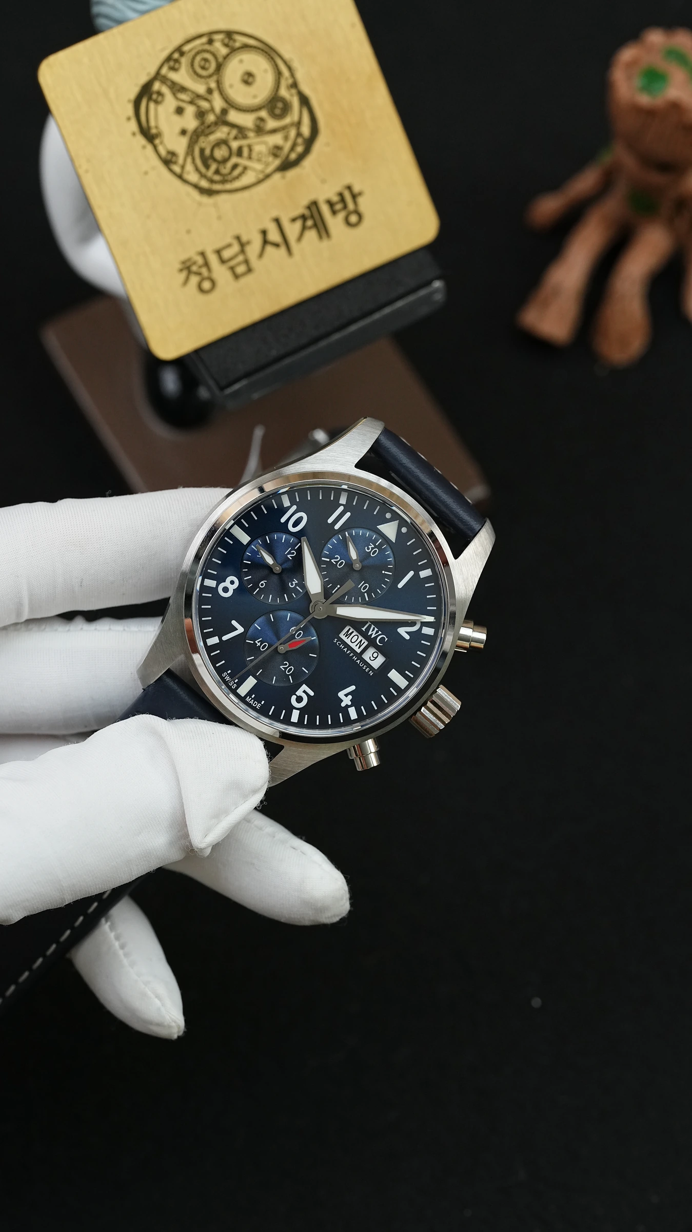 IWC 파일럿 워치 크로노그래프 블루 상세 이미지 3