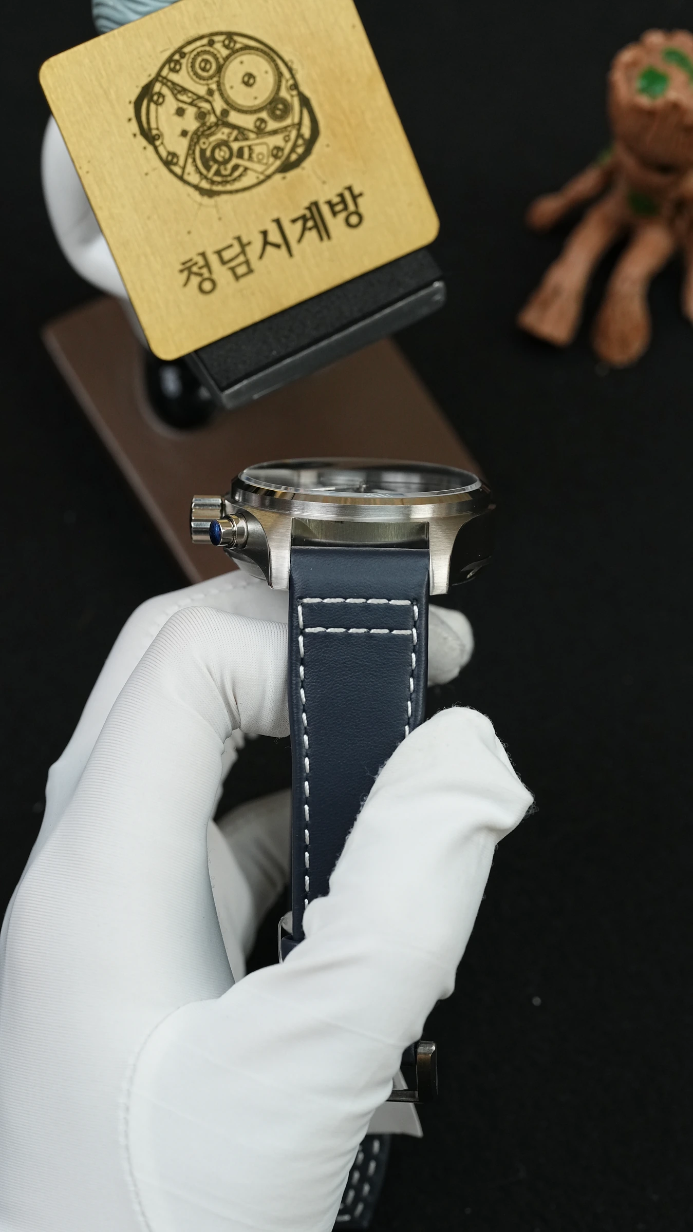 IWC 파일럿 워치 크로노그래프 블루 상세 이미지 4