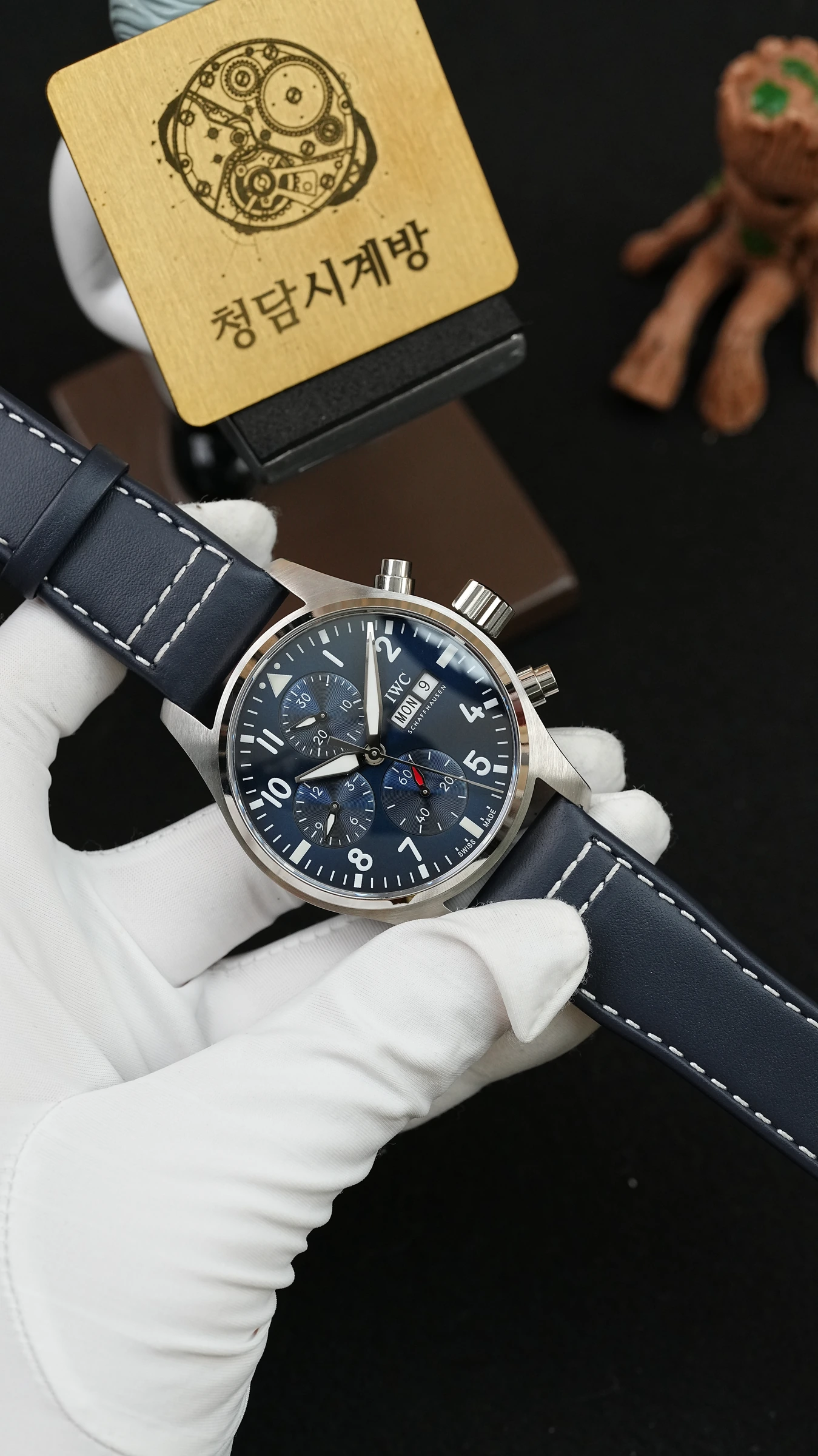 IWC 파일럿 워치 크로노그래프 블루 상세 이미지 12