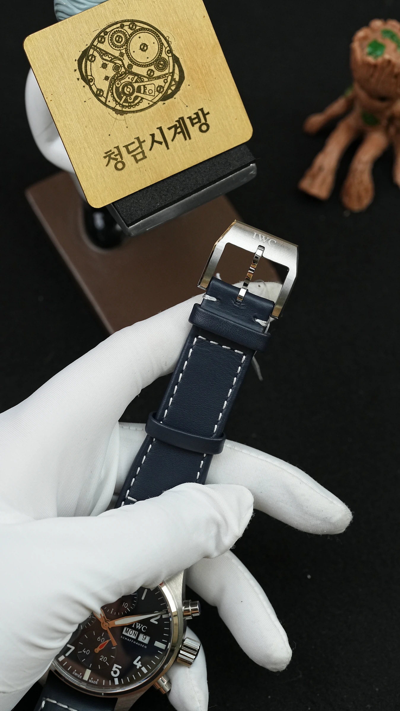 IWC 파일럿 워치 크로노그래프 블루 상세 이미지 13