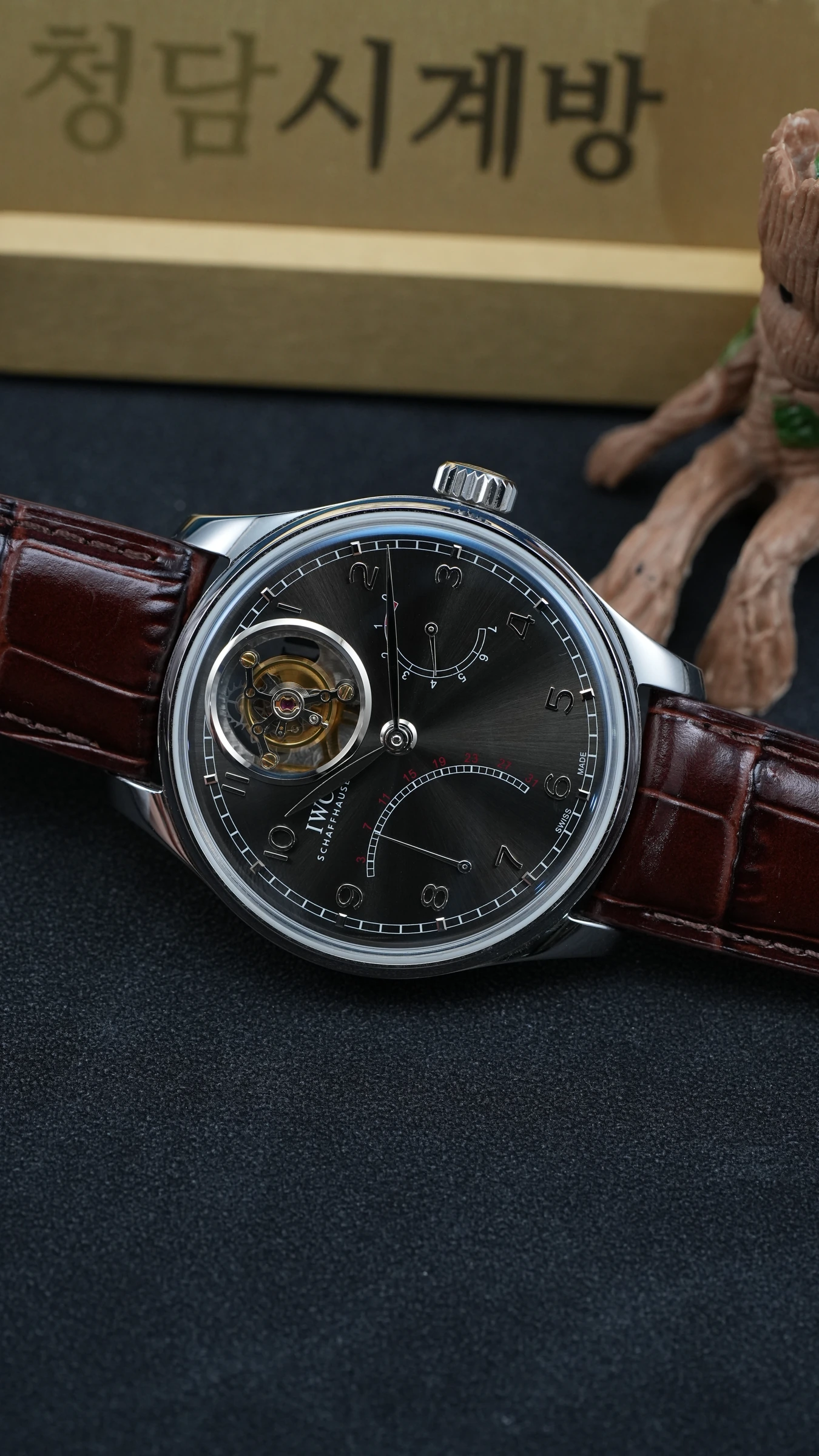 IWC 포르투기저 뚜르비용 그레이 상세 이미지 8