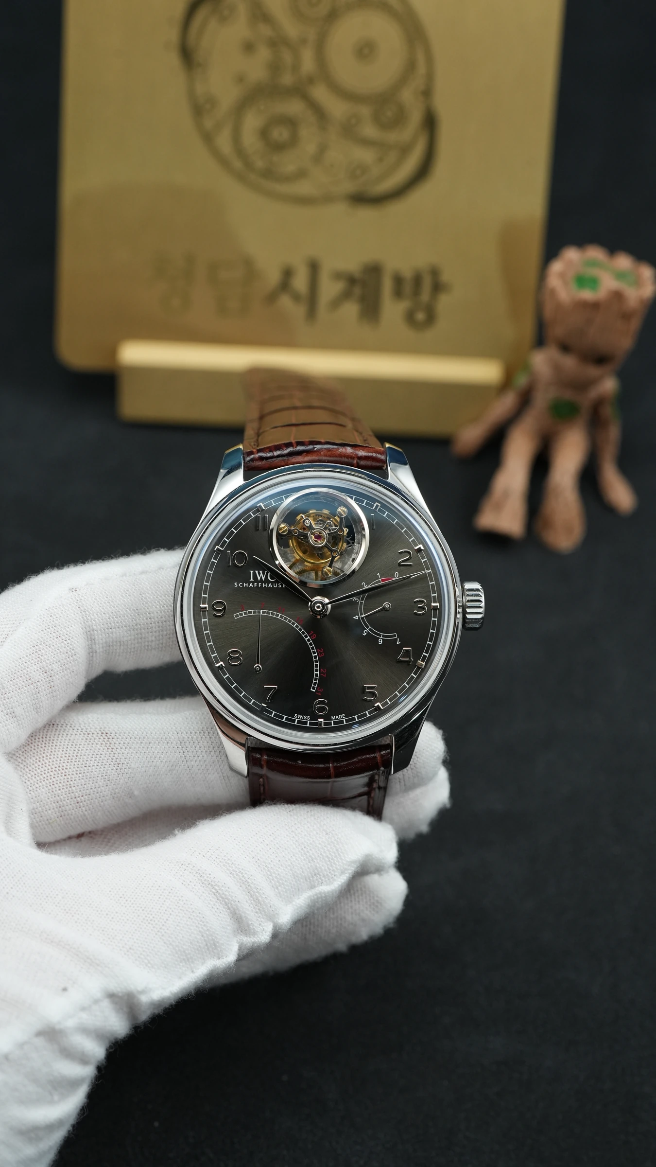 IWC 포르투기저 뚜르비용 그레이 상세 이미지 16