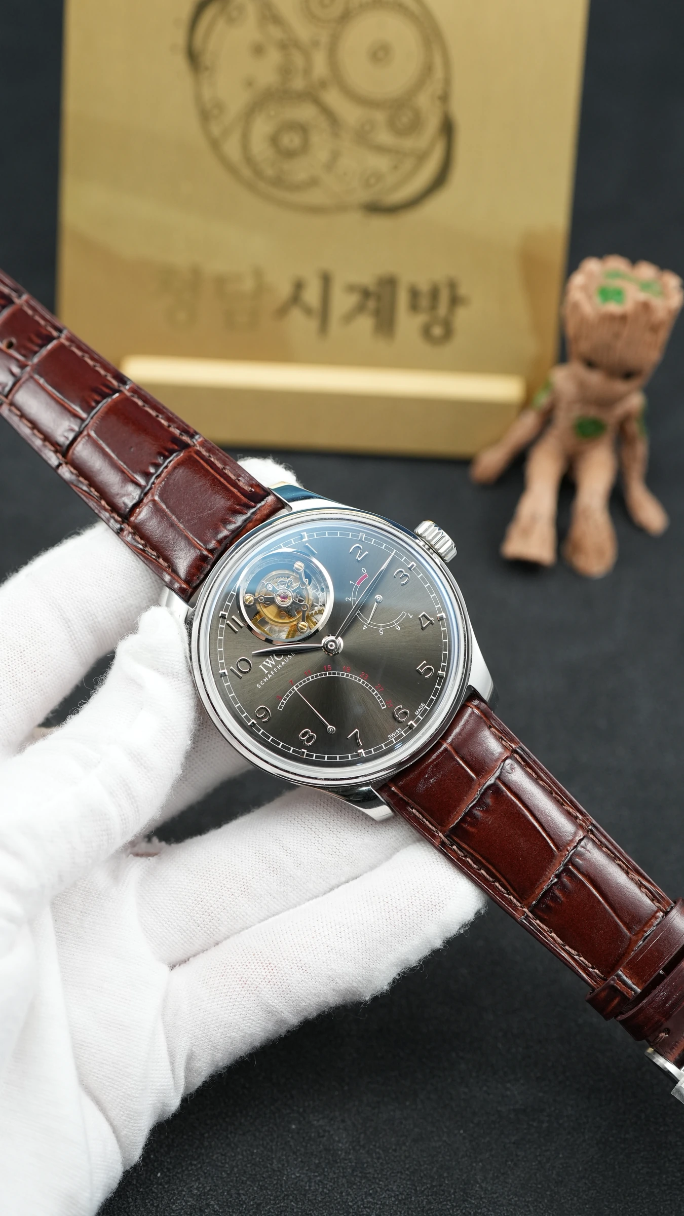 IWC 포르투기저 뚜르비용 그레이 상세 이미지 21