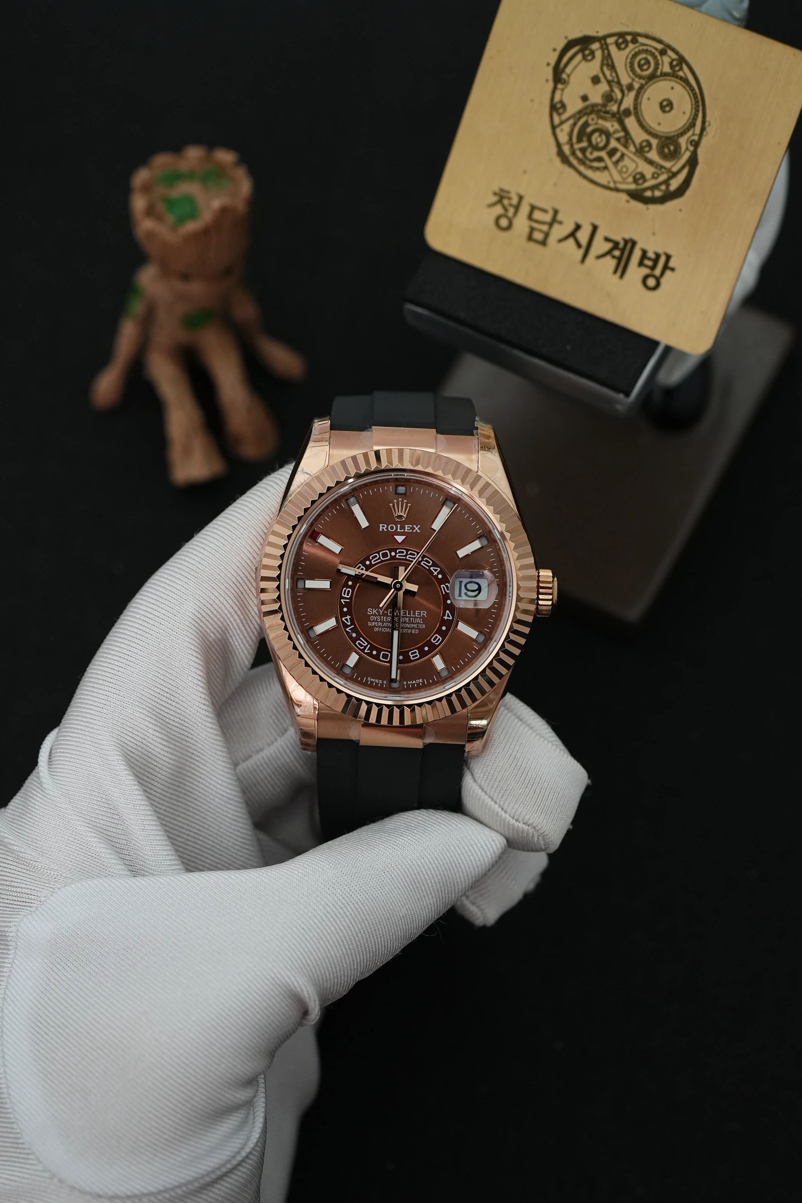 롤렉스 스카이드웰러 초코 로즈골드 러버 상세 이미지 8