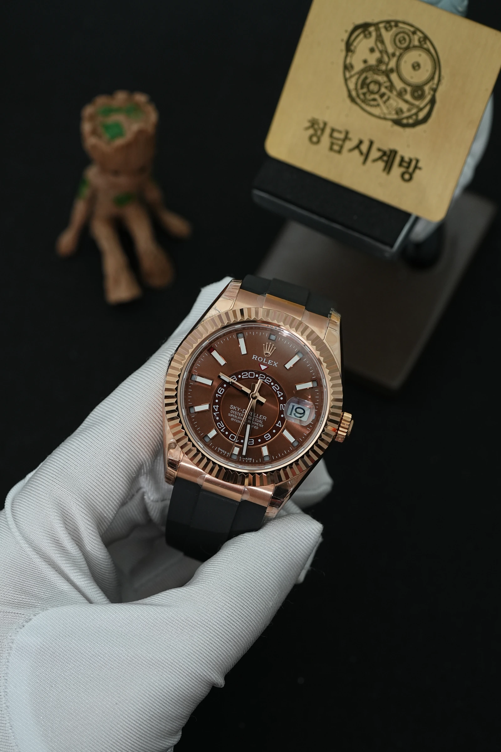 롤렉스 스카이드웰러 초코 로즈골드 러버 상세 이미지 13
