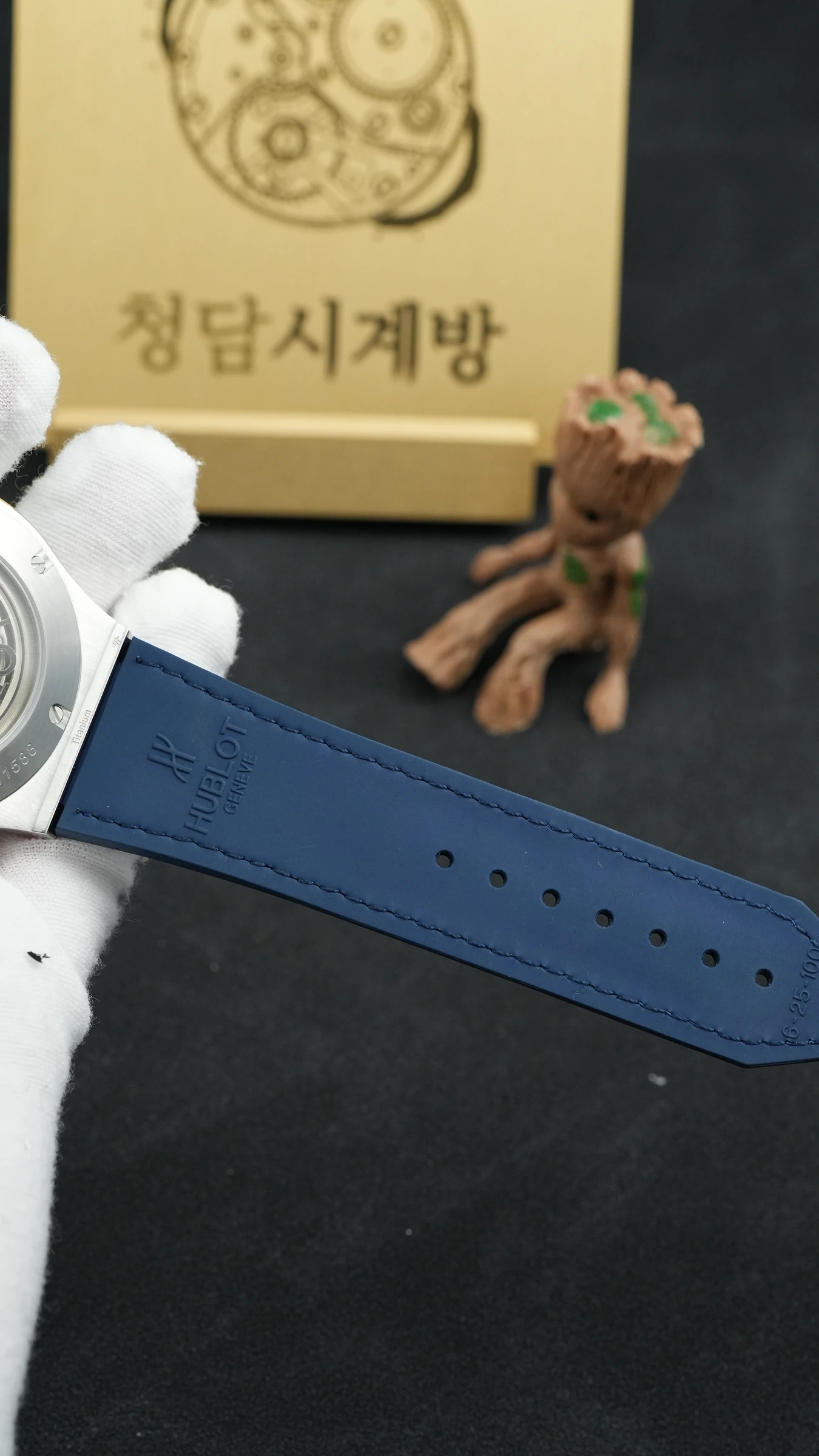 위블로 클래식퓨전 크로노그래프 블루 가죽형 스트랩 안쪽 블루 상세 이미지 4