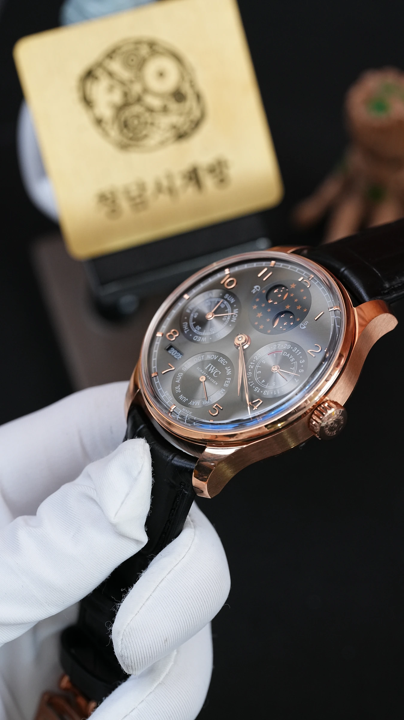 IWC 포르투기저 퍼페추얼 캘린더 로즈골드 그레이 상세 이미지 9