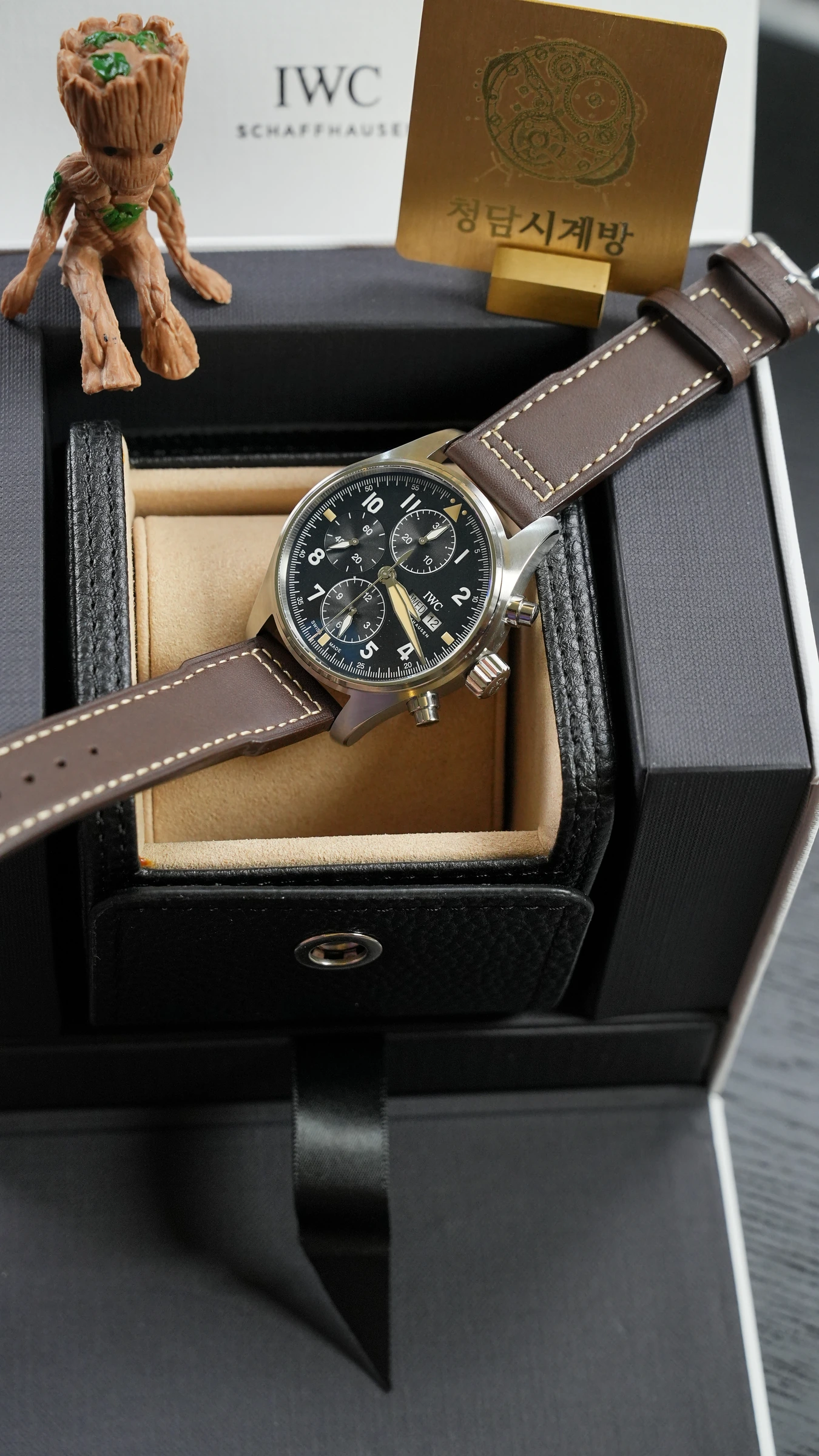 IWC 파일럿 워치 크로노그래프 블랙 브라운가죽 상세 이미지 3