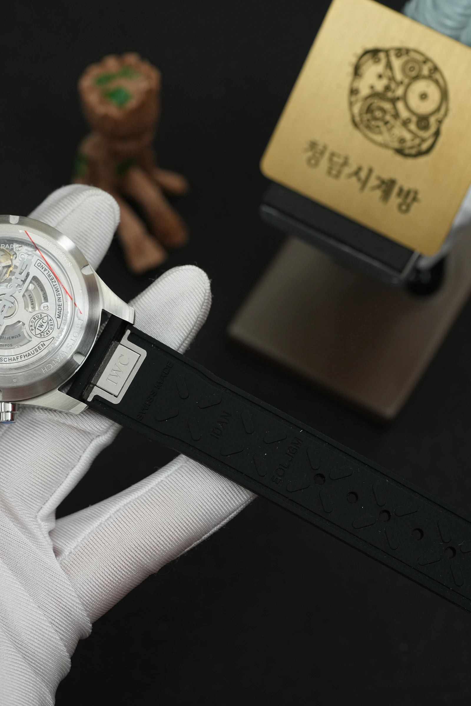 IWC 파일럿 퍼포먼스 크로노그래프 블랙 러버 상세 이미지 3