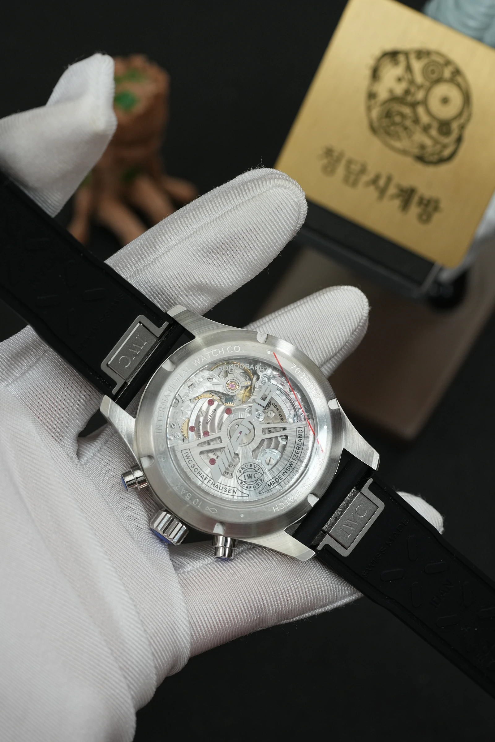 IWC 파일럿 퍼포먼스 크로노그래프 블랙 러버 상세 이미지 4