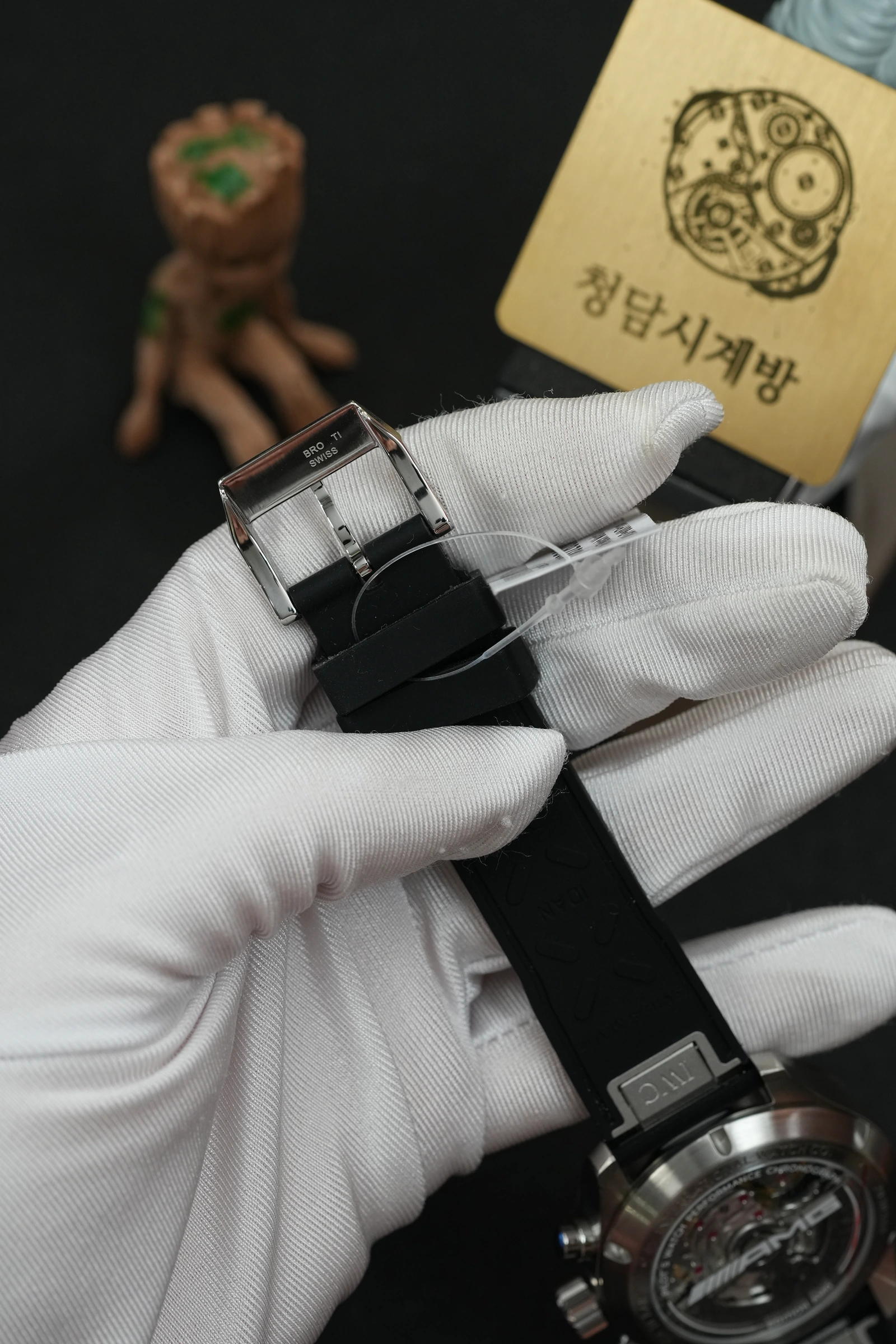 IWC 파일럿 퍼포먼스 크로노그래프 블랙 러버 상세 이미지 6