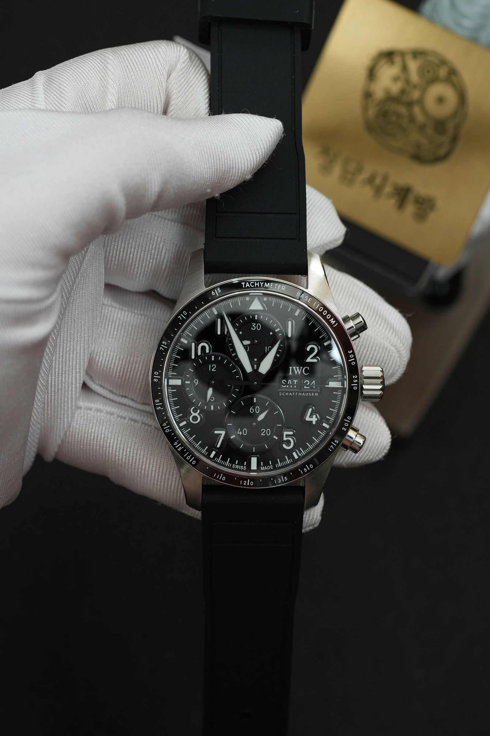 IWC 파일럿 퍼포먼스 크로노그래프 블랙 러버 상세 이미지 11