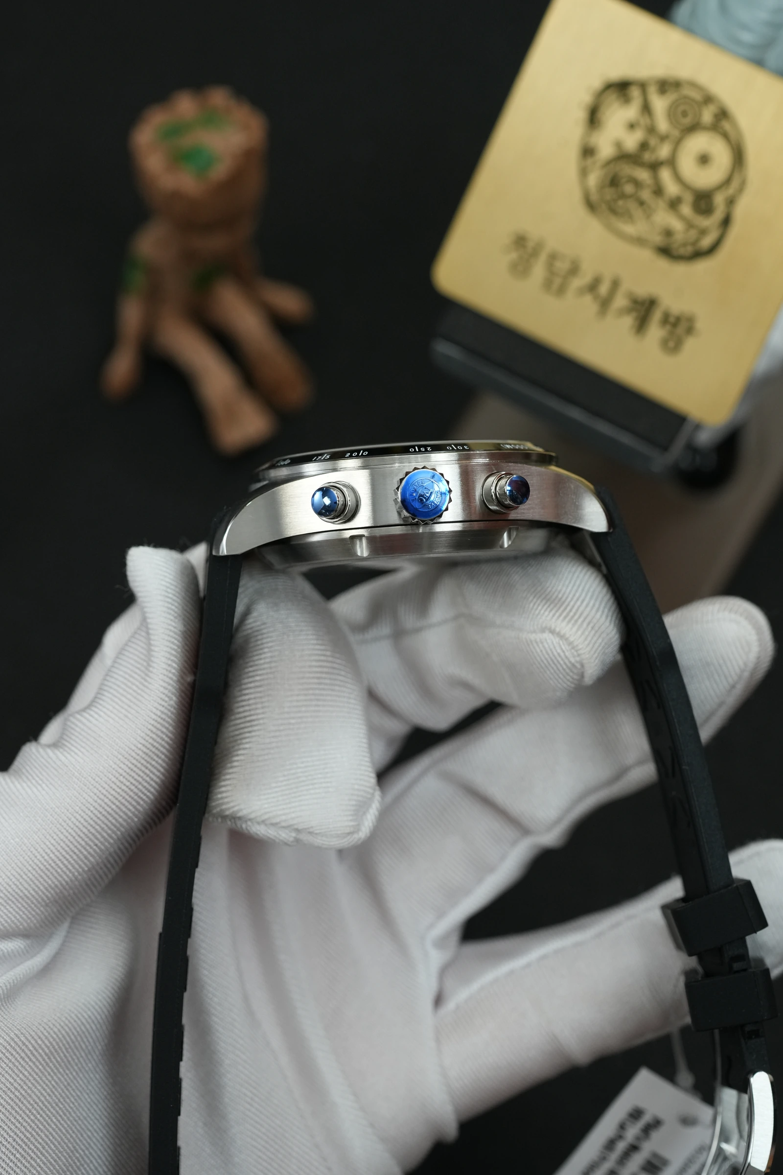 IWC 파일럿 퍼포먼스 크로노그래프 블랙 러버 상세 이미지 14
