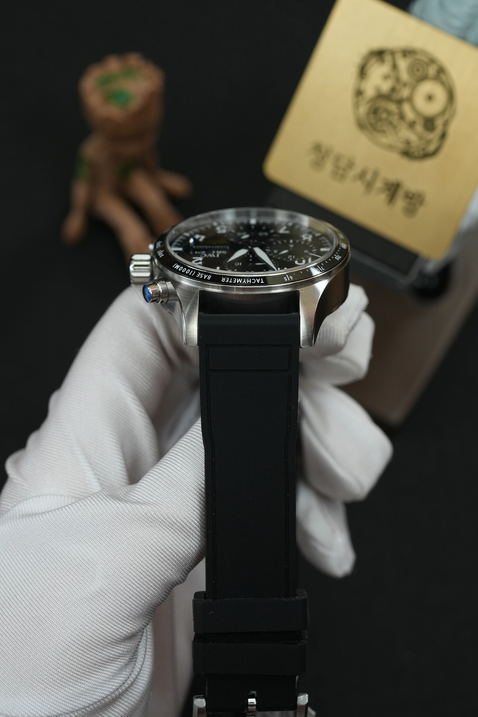 IWC 파일럿 퍼포먼스 크로노그래프 블랙 러버 상세 이미지 16
