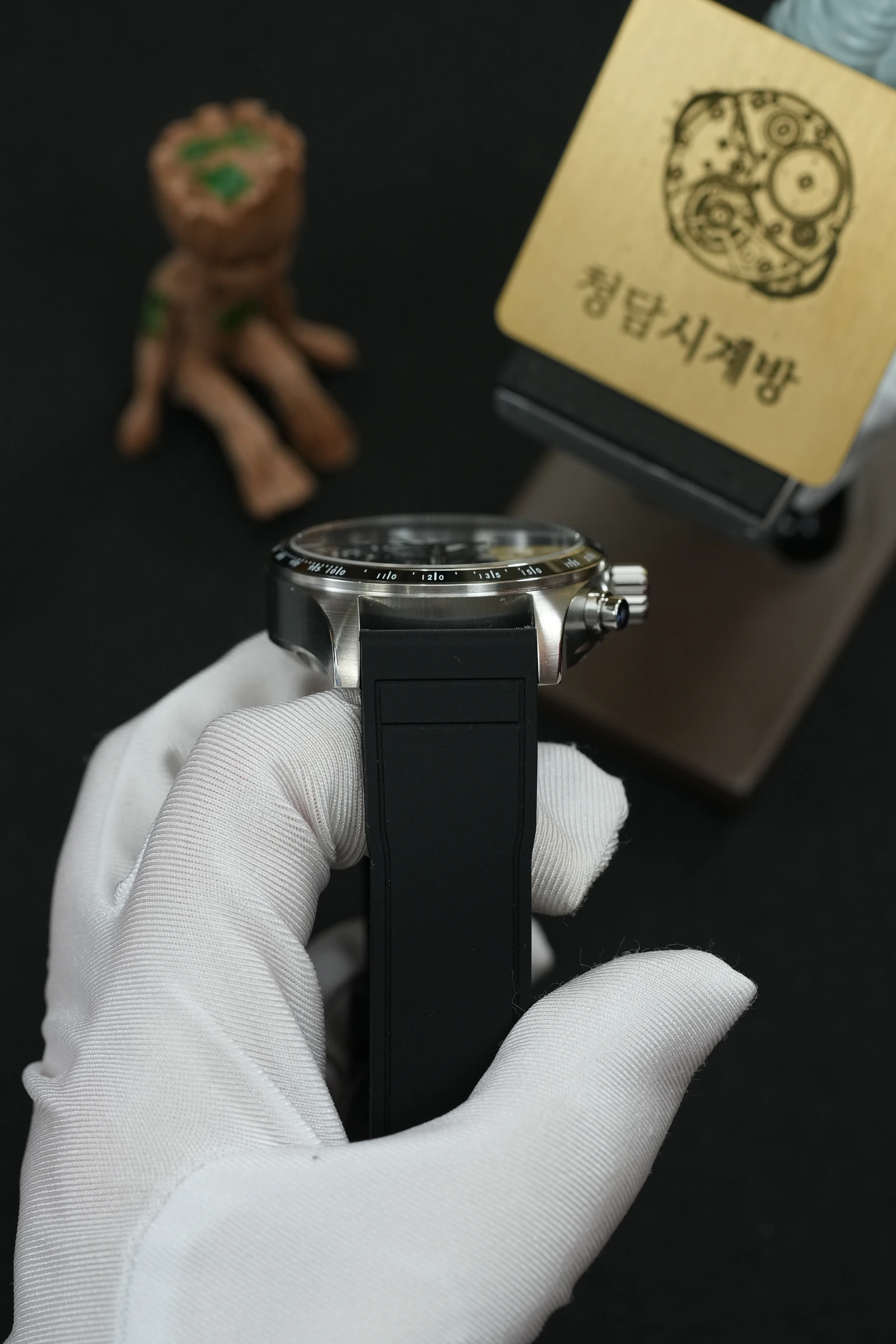 IWC 파일럿 퍼포먼스 크로노그래프 블랙 러버 상세 이미지 17