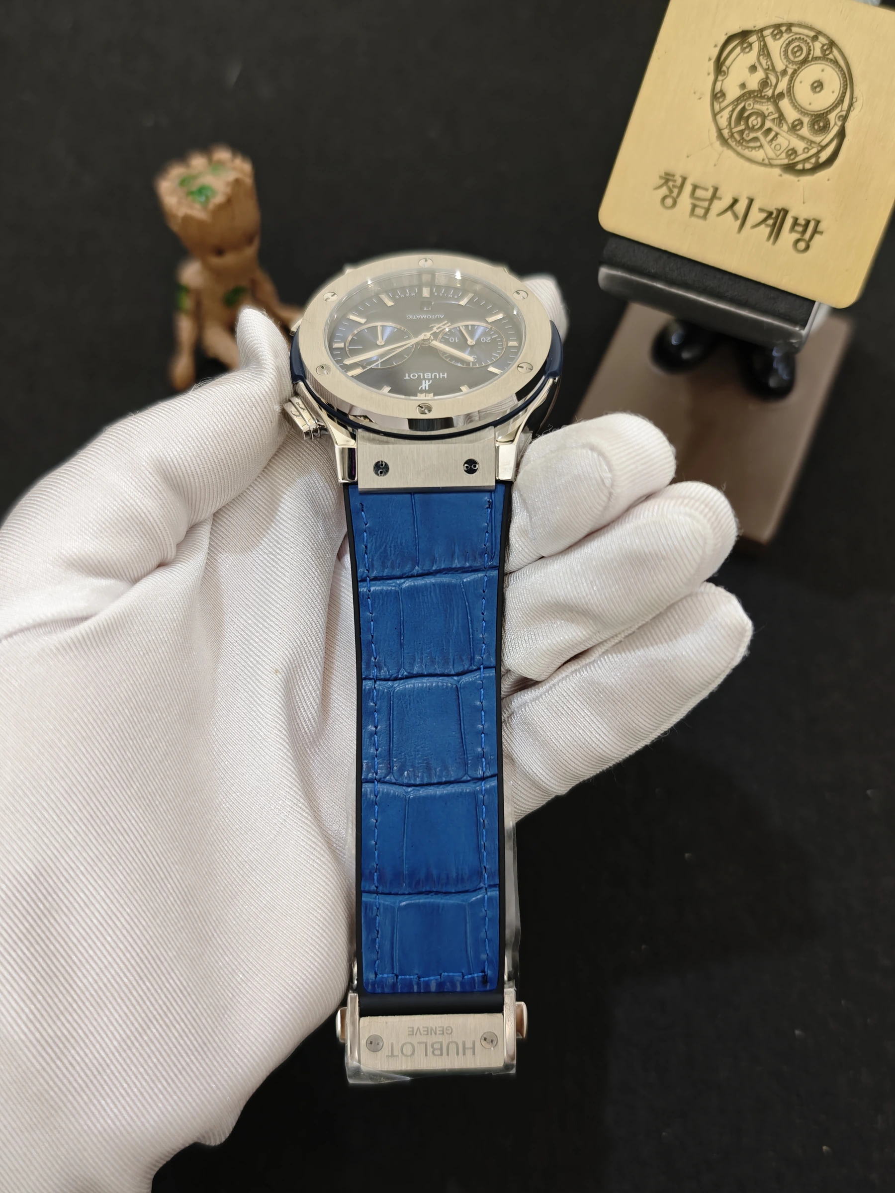 위블로 클래식퓨전 크로노그래프 블루 가죽형 스트랩 안쪽 블랙 상세 이미지 3