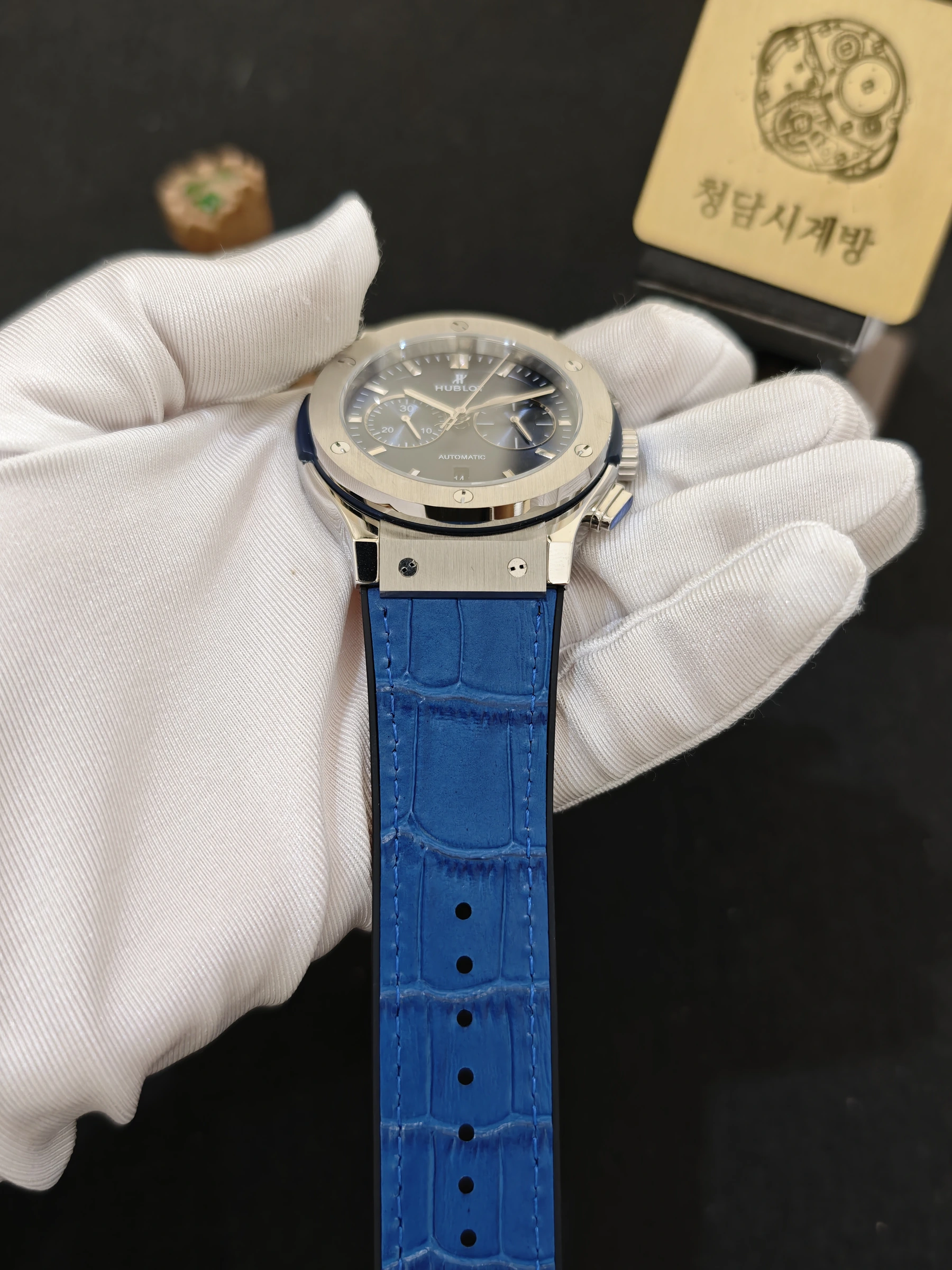 위블로 클래식퓨전 크로노그래프 블루 가죽형 스트랩 안쪽 블랙 상세 이미지 10