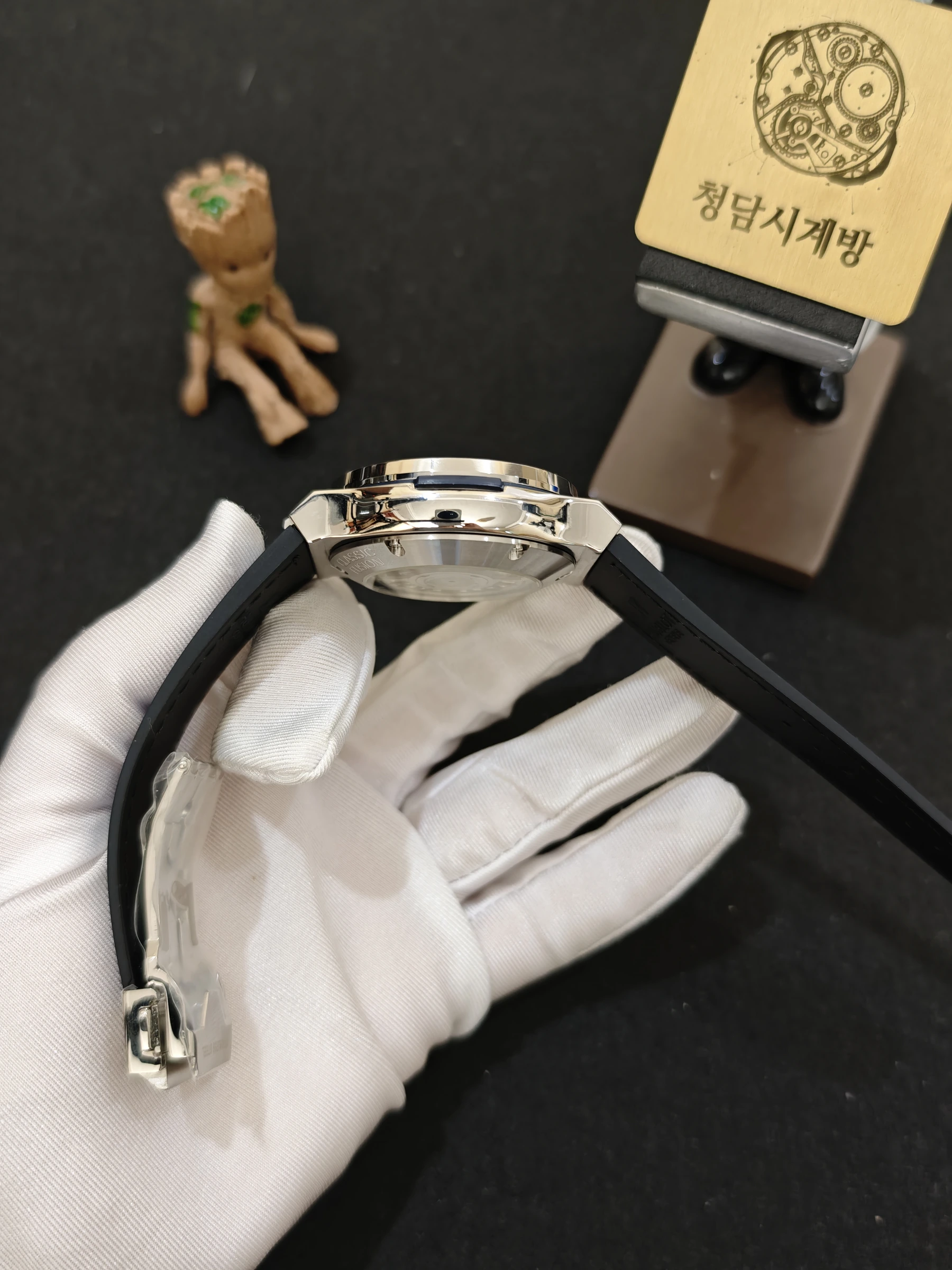 위블로 클래식퓨전 크로노그래프 블루 가죽형 스트랩 안쪽 블랙 상세 이미지 11