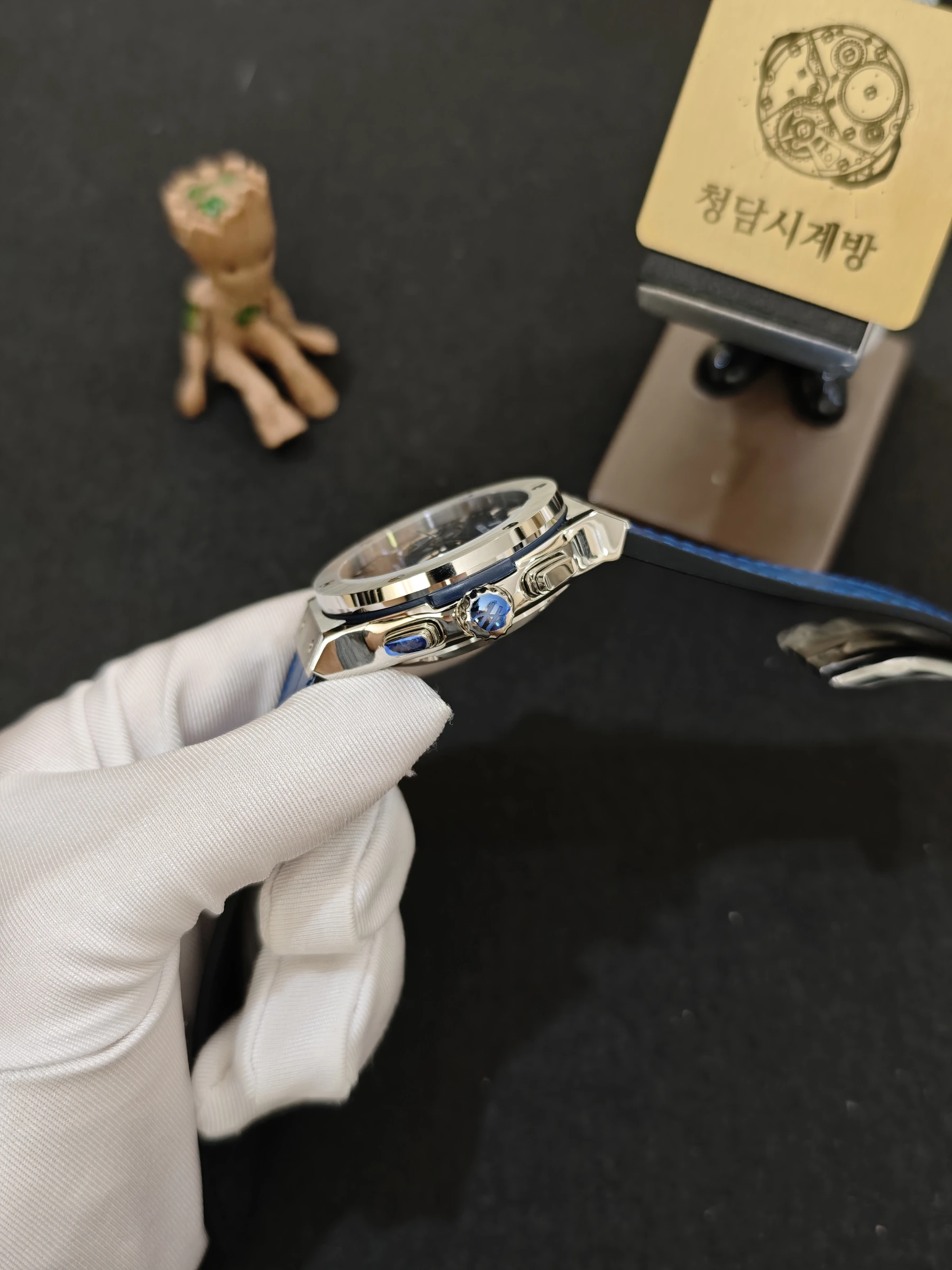 위블로 클래식퓨전 크로노그래프 블루 가죽형 스트랩 안쪽 블랙 상세 이미지 12