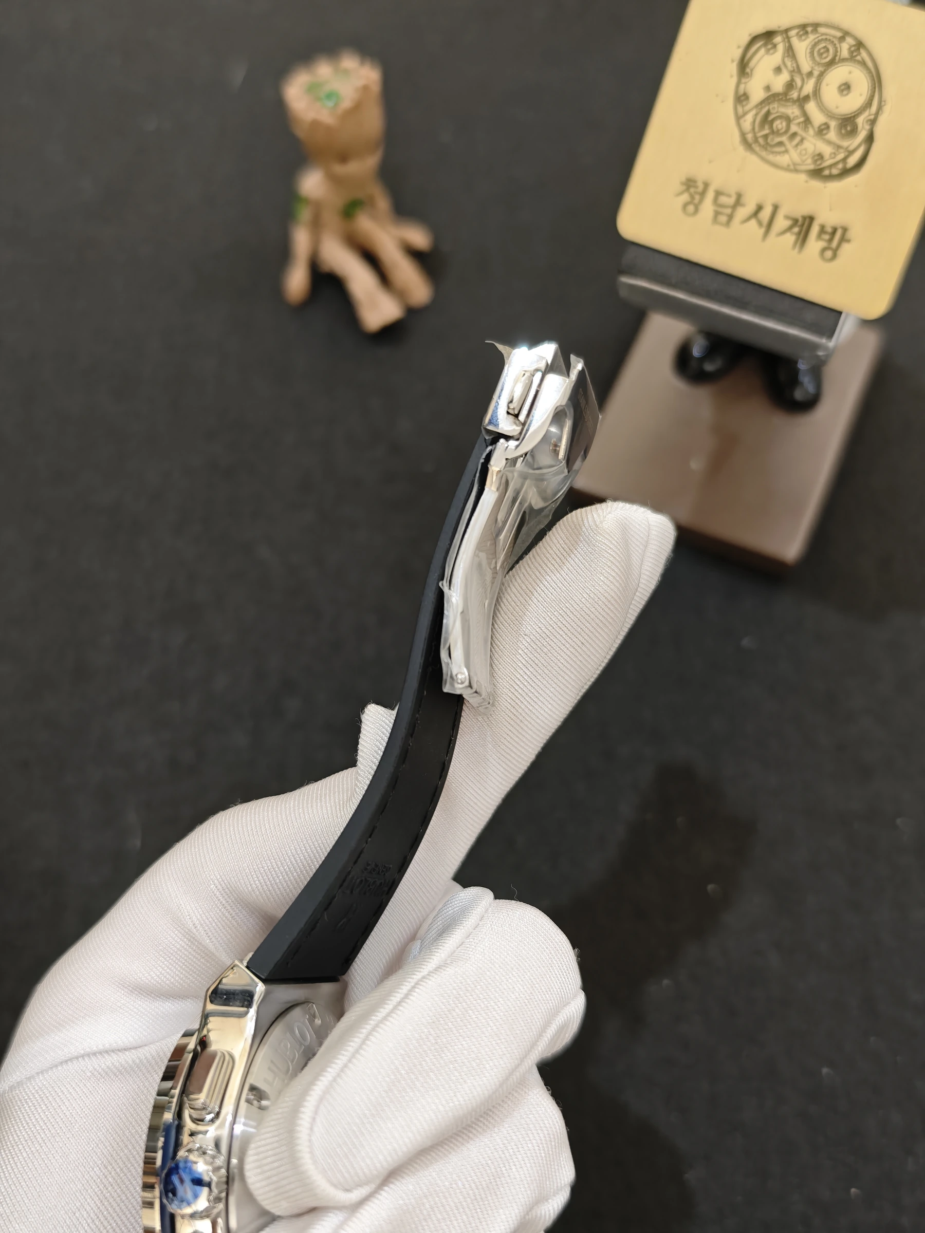 위블로 클래식퓨전 크로노그래프 블루 가죽형 스트랩 안쪽 블랙 상세 이미지 13
