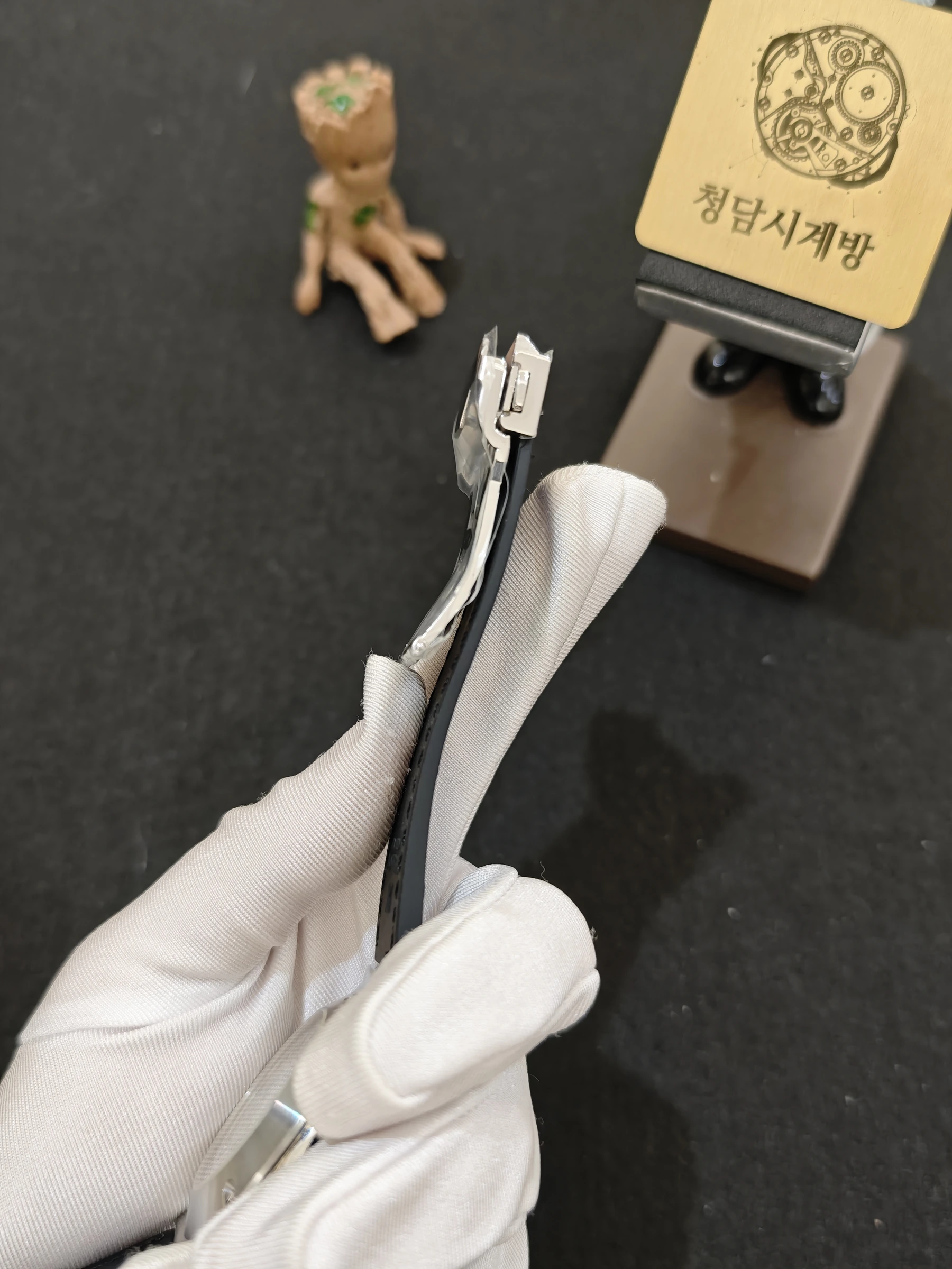 위블로 클래식퓨전 크로노그래프 블루 가죽형 스트랩 안쪽 블랙 상세 이미지 16