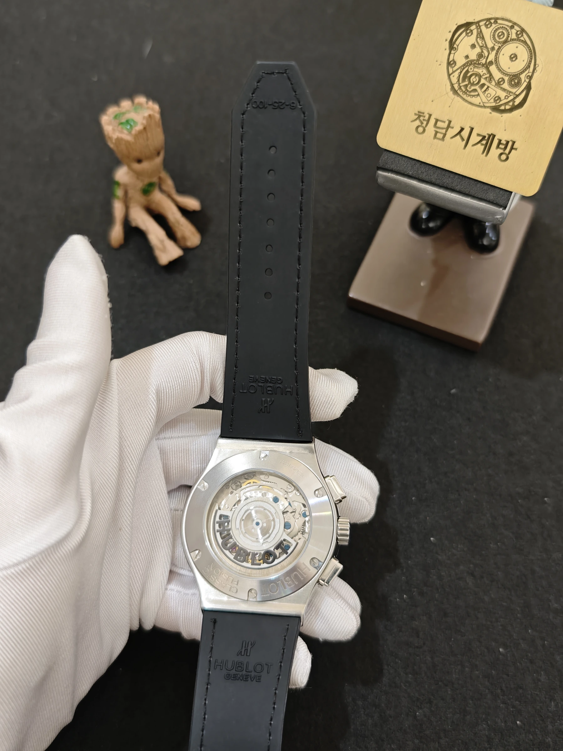 위블로 클래식퓨전 크로노그래프 블루 가죽형 스트랩 안쪽 블랙 상세 이미지 22