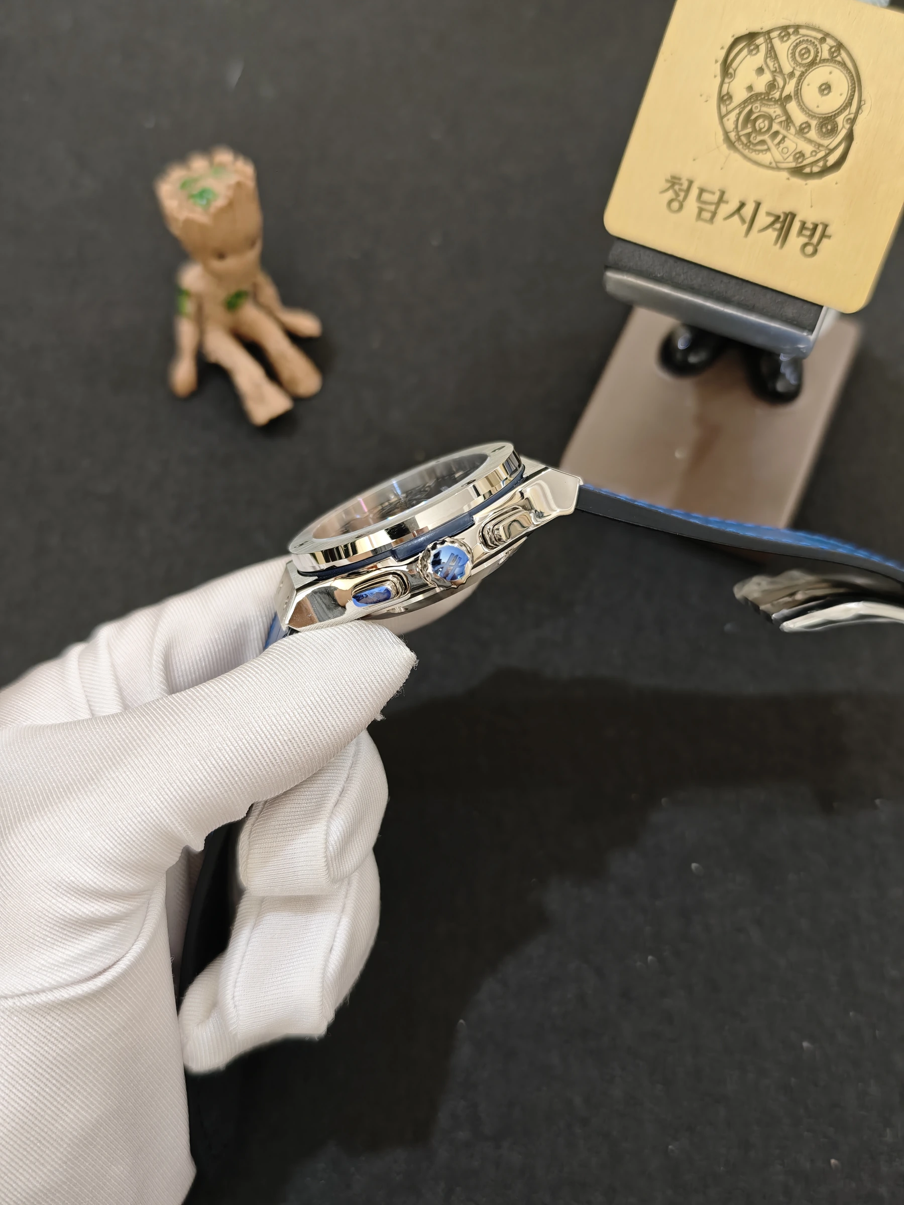 위블로 클래식퓨전 크로노그래프 블루 가죽형 스트랩 안쪽 블랙 상세 이미지 23