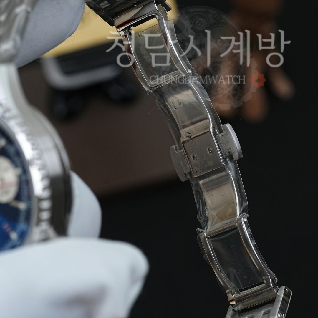 브라이틀링 네비타이머 B01 블루 스틸 상세 이미지 16